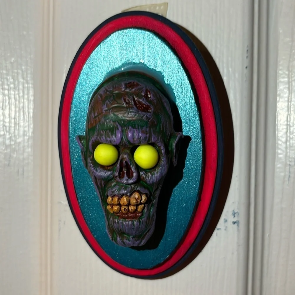 Zombie Head Wall Decor, eyes that glow in the dark